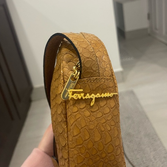 Salvatore Ferragamo Vintage Tan Snake Embossed Leather Round Crossbody Bag Italy - Picture 10 of 15